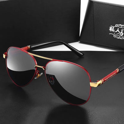 Men's polarised sunglasses with metal frame and adjustable nose pads in gold and black colour