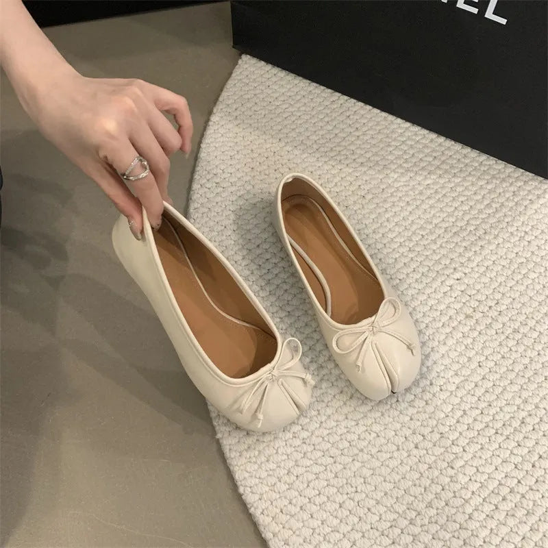 Women's split-toe pumps in black with round toe and flat rubber sole