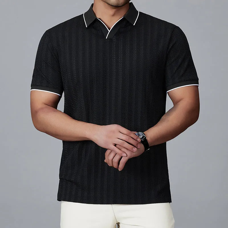 Man wearing a loose fit short-sleeved polo shirt in thin ice silk nylon fabric