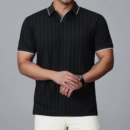 Man wearing a loose fit short-sleeved polo shirt in thin ice silk nylon fabric