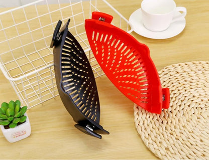Silicone clip-on oil strainer with stainless steel support for kitchen use
