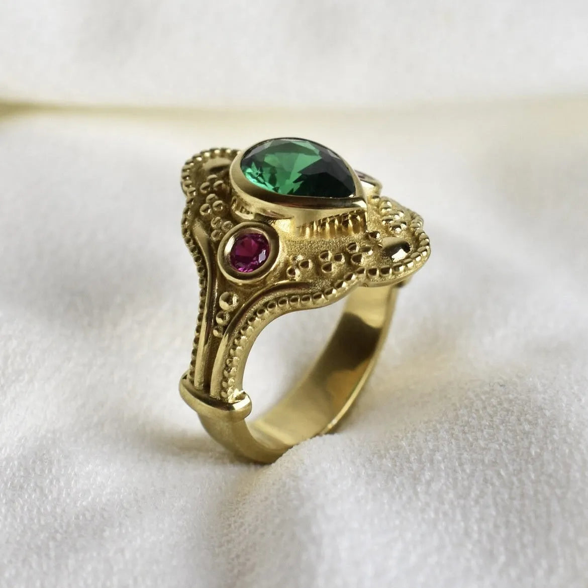 Women's gold-plated geometric ring in golden lvzuan colour with alloy construction and electroplating treatment
