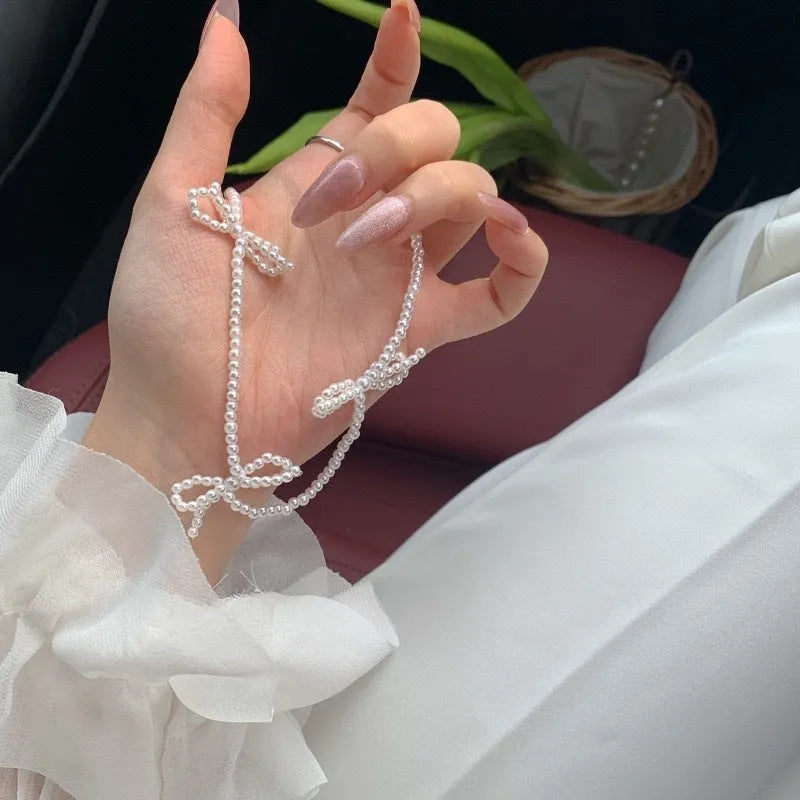 White bow pearl necklace for women with adjustable 31-40cm length and geometric design