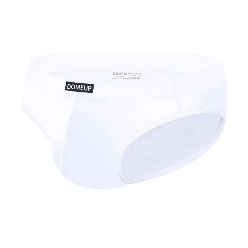 Men's low waist briefs in solid colour with seamless construction and hip-lifting design
