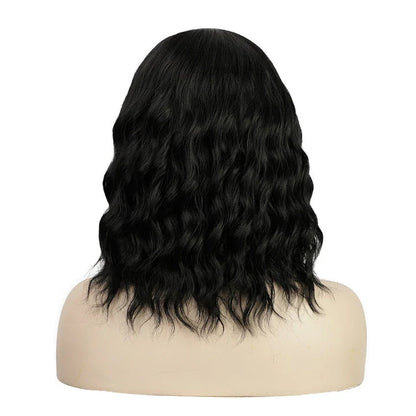 A short, curly wig with a water ripple effect inspired by European and American styles