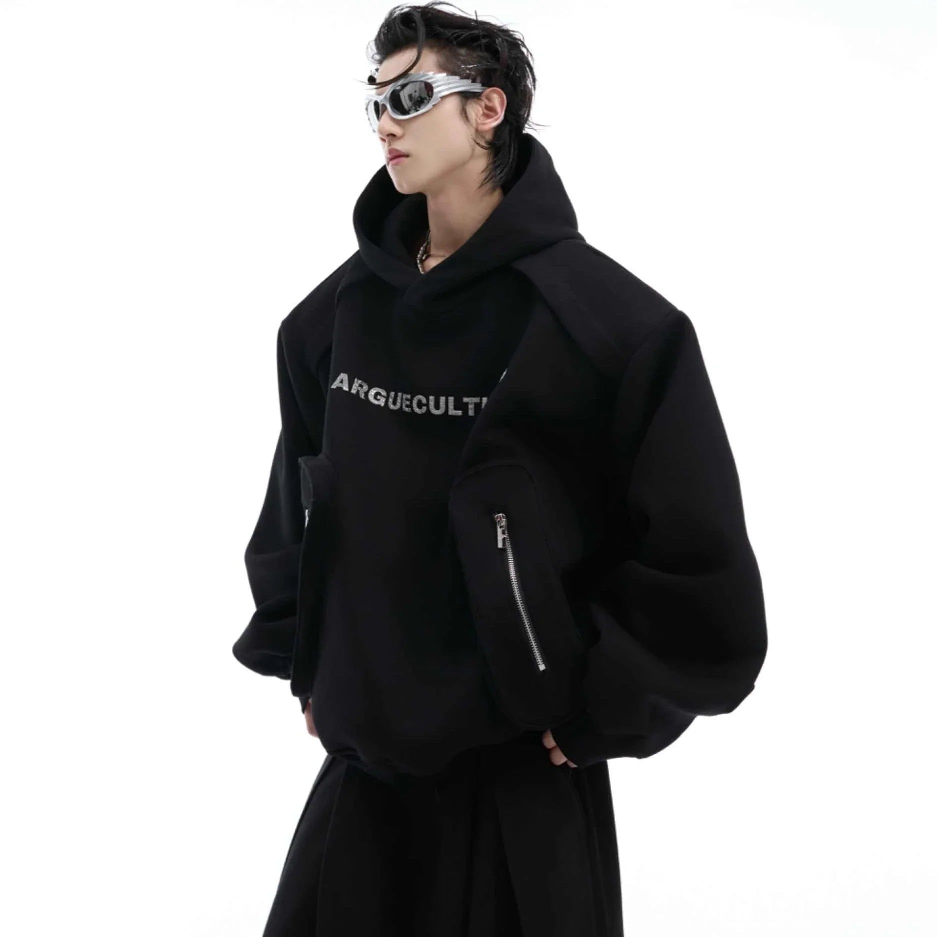 A cosy, hooded pullover sweater for men, featuring front pockets and a classic British-inspired design.
