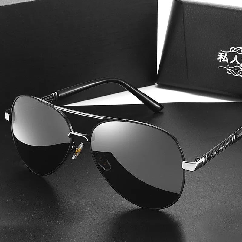 Men's polarised sunglasses with metal frame and adjustable nose pads in gold and black colour
