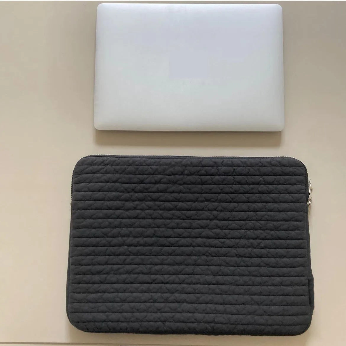 Hand-held anti-seismic laptop bag in black or white cotton cloth with tablet protection and coin pocket