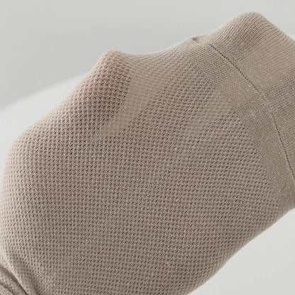 A pair of solid colour low-cut boat socks for men made from breathable polyester.
