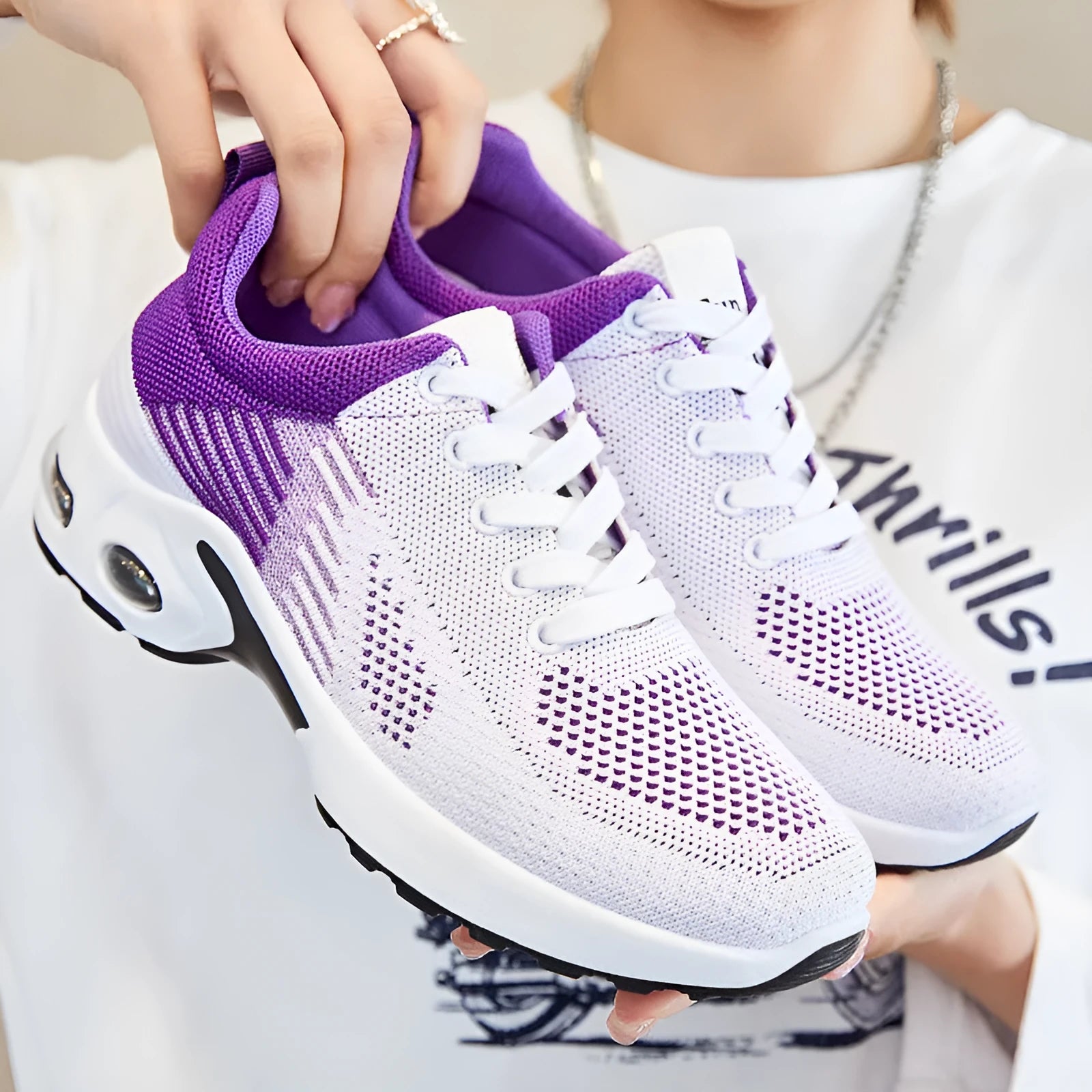 Women's casual running shoes in Flyknit material with mesh lining and round toe design