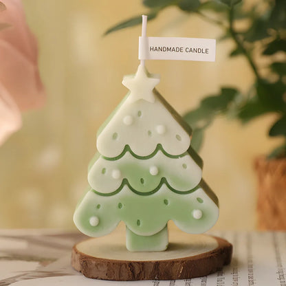 Christmas tree-shaped candle in silicone mold with soy wax and cotton wick measuring 4.5x4.5x10cm