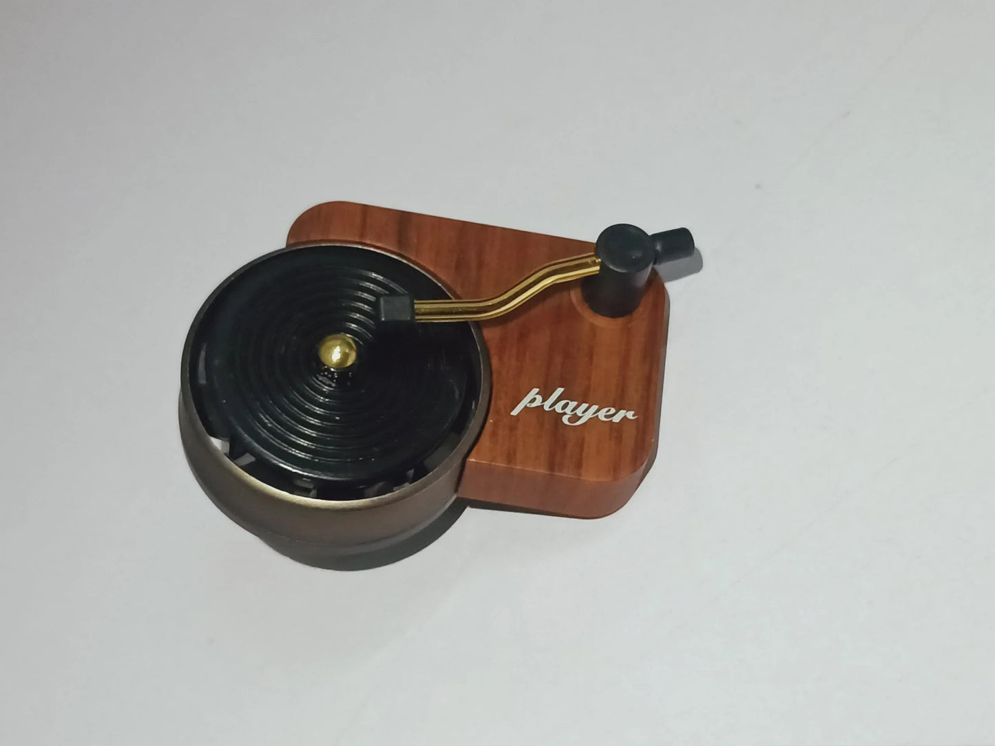 Classic Aroma-Diffusing Record Player Decoration - A unique and elegant home decor piece that diffuses soothing fragrances throughout your living space.