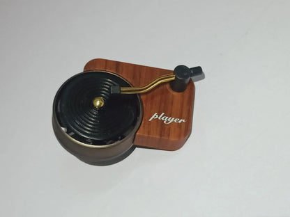 Classic Aroma-Diffusing Record Player Decoration - A unique and elegant home decor piece that diffuses soothing fragrances throughout your living space.