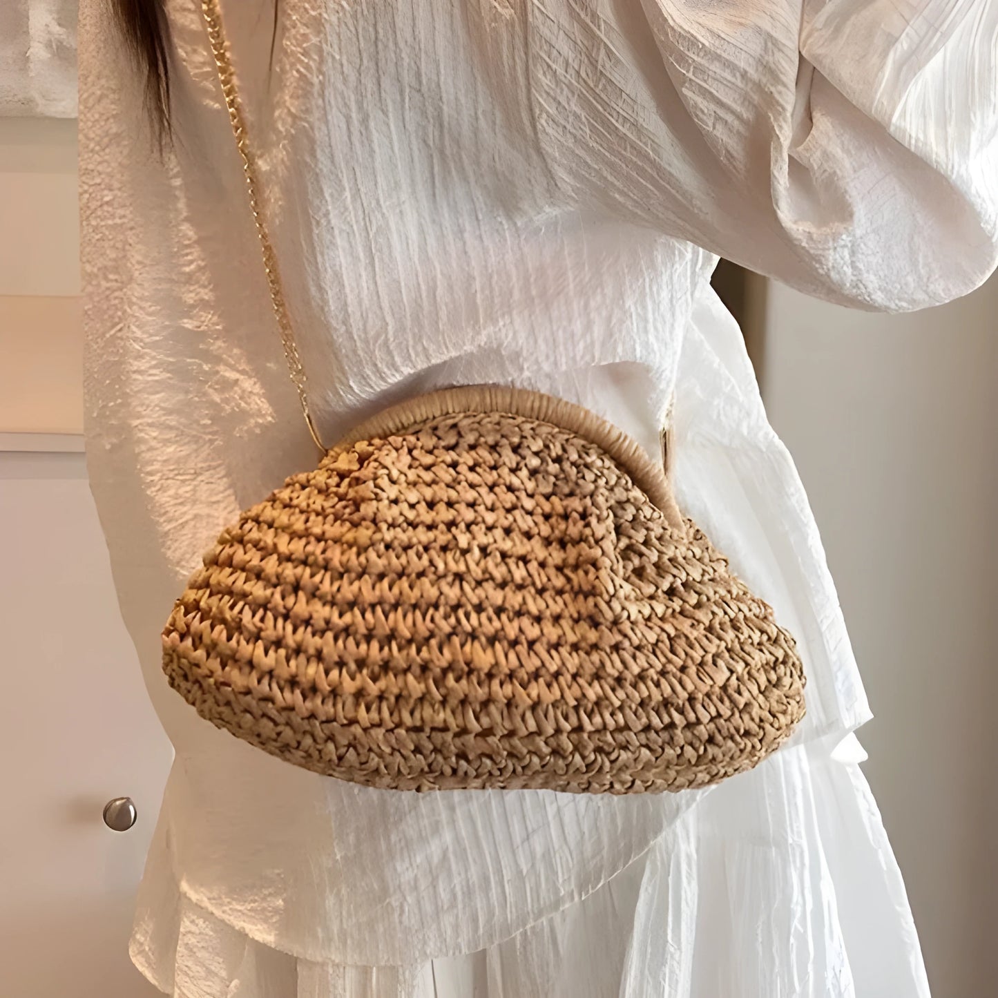 Women's straw beach shoulder bag with chain details in khaki colour