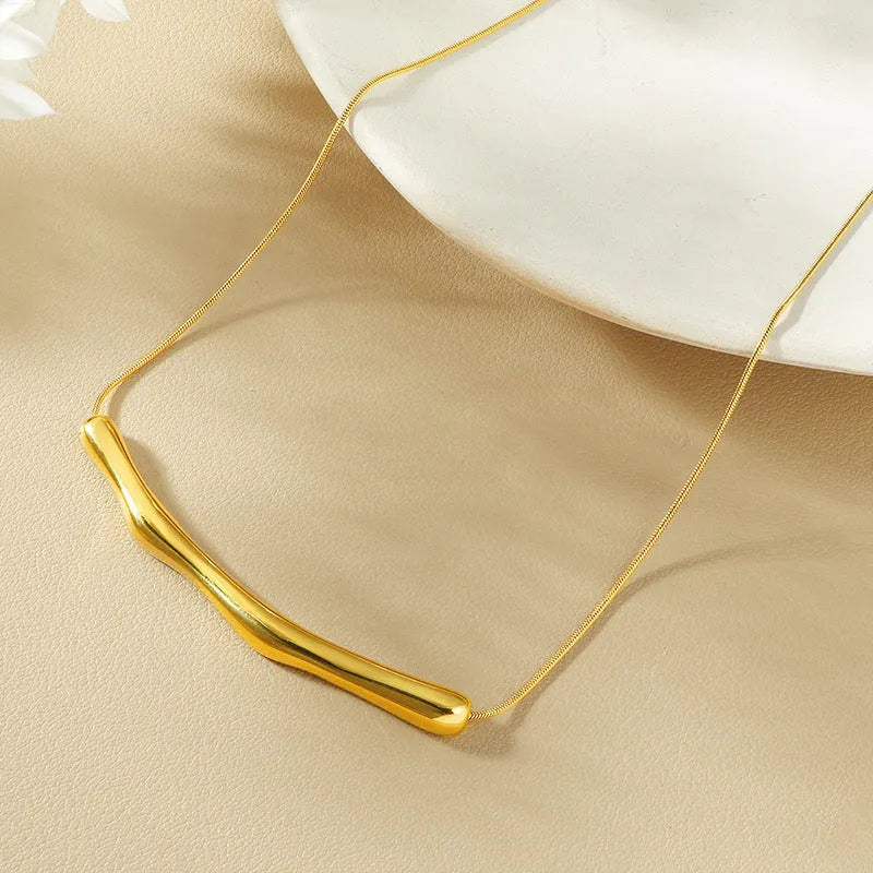 Women's titanium steel pleated necklace in gold or steel colour with irregular textured design