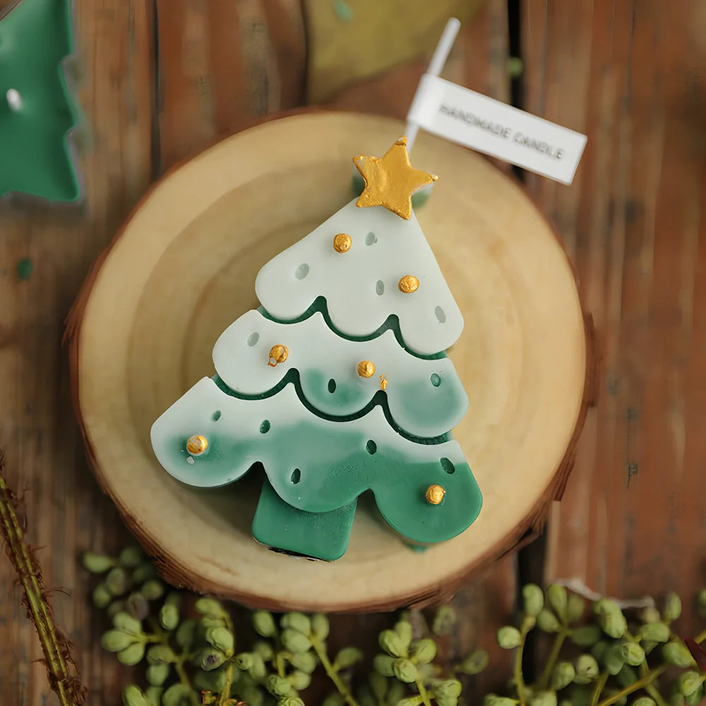Christmas tree-shaped candle in silicone mold with soy wax and cotton wick measuring 4.5x4.5x10cm