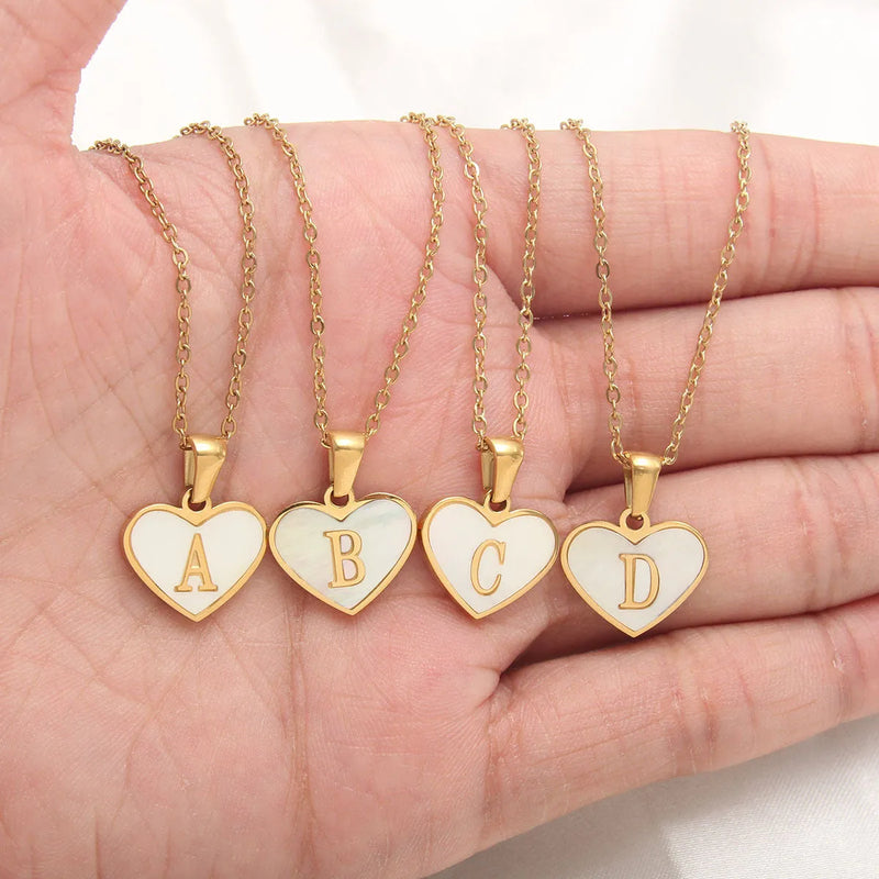 Heart-shaped necklace with 26 letter personalisation in white shell, 45+5cm gold-plated stainless steel chain, fashion clavicle chain jewellery for women, Valentine's Day gift