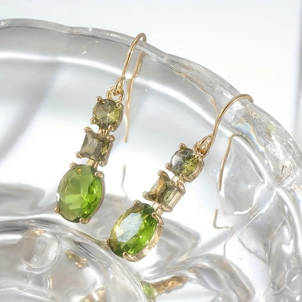A pair of green geometric quadrilateral-shaped copper earrings with a retro bohemian style.