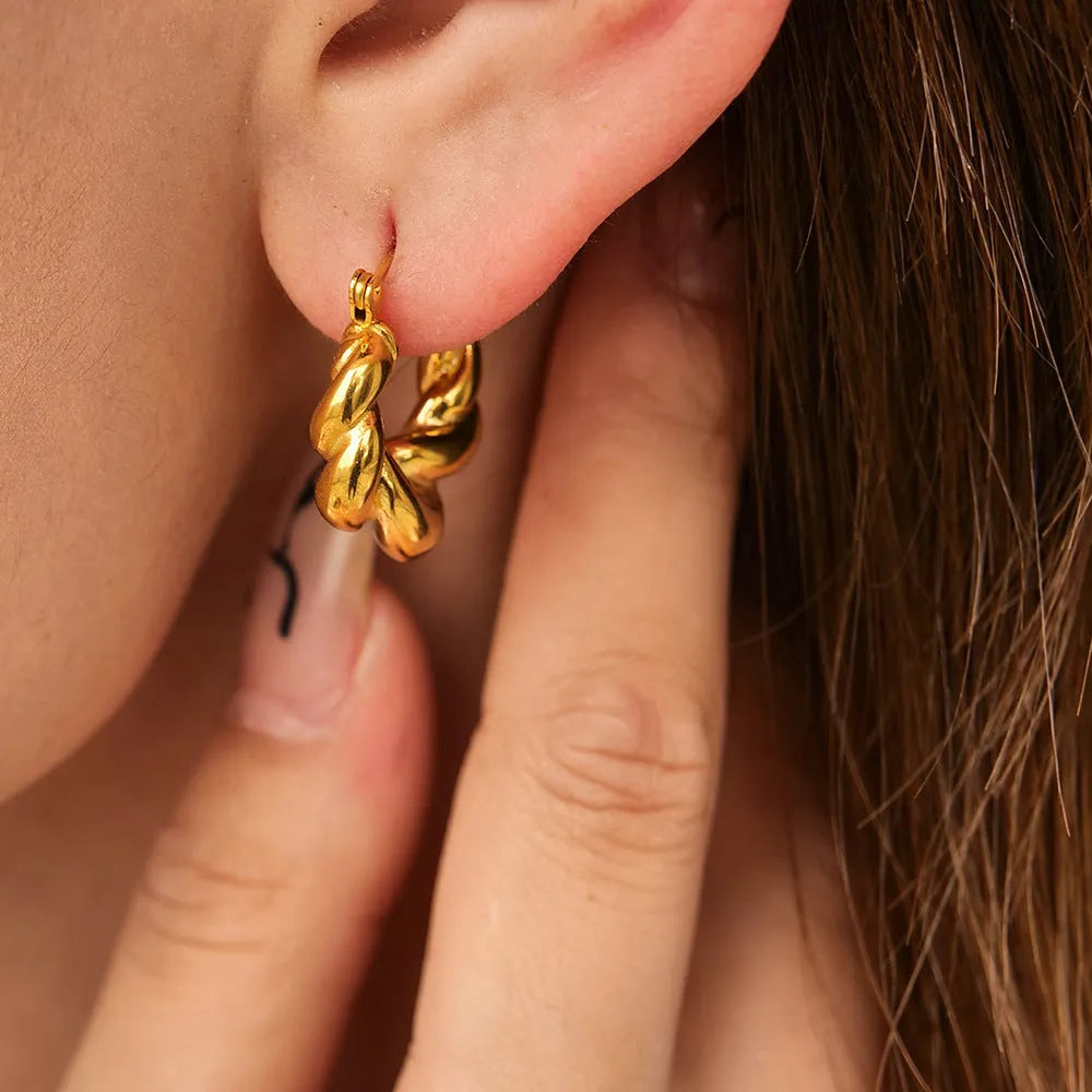 Pair of 18K gold plated stainless steel ear clips with geometric oval ellipse shape for women