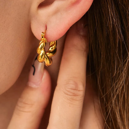 Pair of 18K gold plated stainless steel ear clips with geometric oval ellipse shape for women