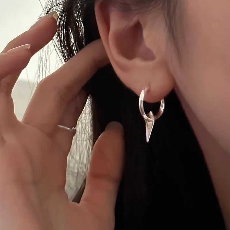 A pair of platinum-coloured star-shaped geometric ear clips for women with a copper white gold plated finish.