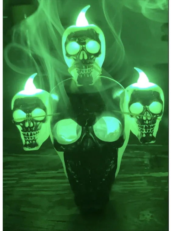 Plastic electronic Halloween skull ornament with LED lights battery powered safe flameless decoration for indoor display creepy skull shape golden silver colour 14x12x9cm size about 86g weight