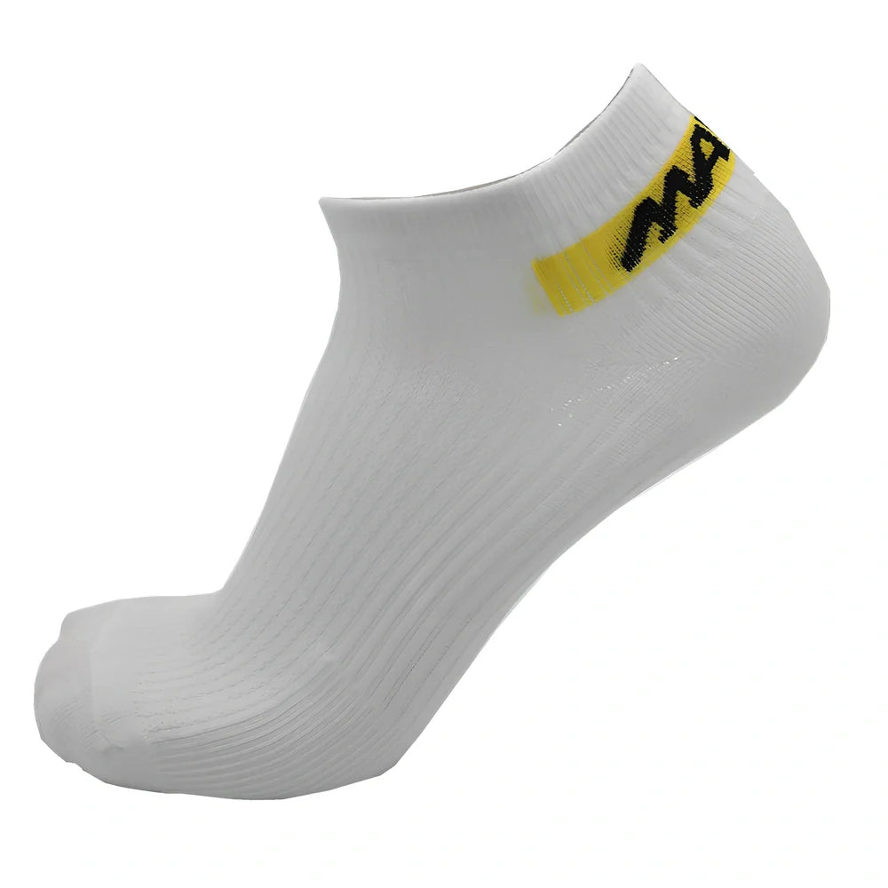 Breathable black cotton sport socks for cycling, size L fitting 34-44, short boat style on white background