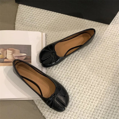 Women's split-toe pumps in black with round toe and flat rubber sole