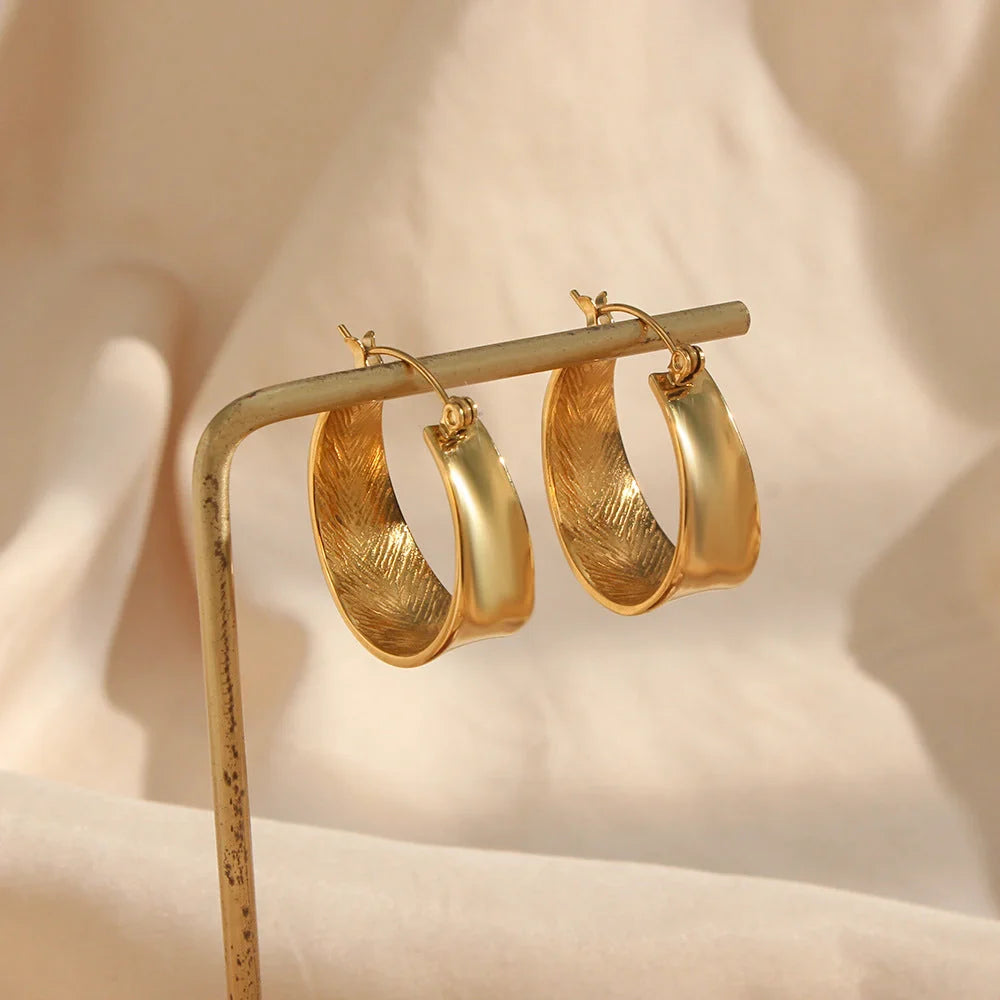 Stylish geometric gradient gold earrings for women, perfect for any occasion.