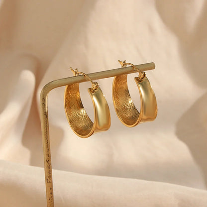 Stylish geometric gradient gold earrings for women, perfect for any occasion.