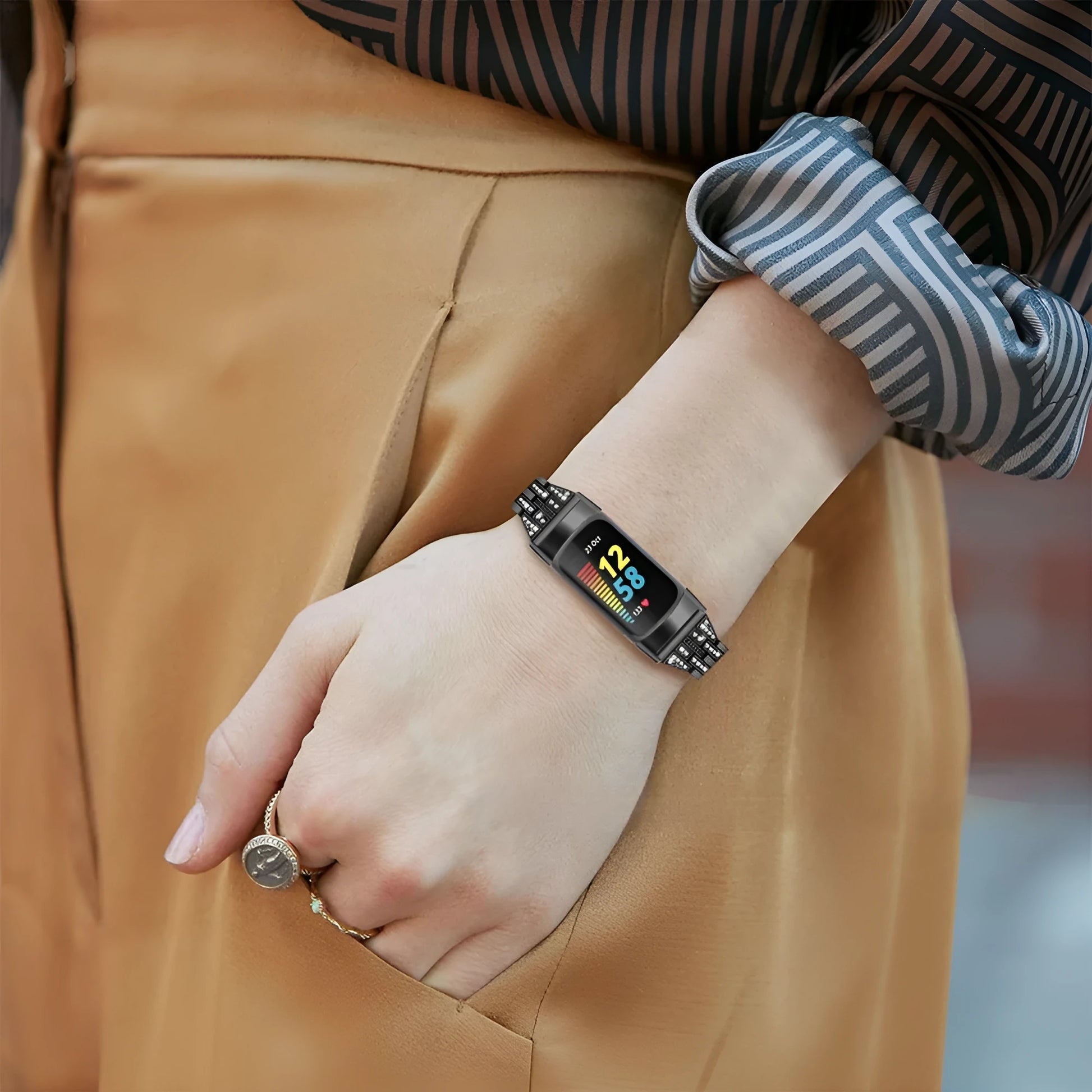 Diamond-patterned metal watch strap for Fitbit Charge 5 in rose gold colour.