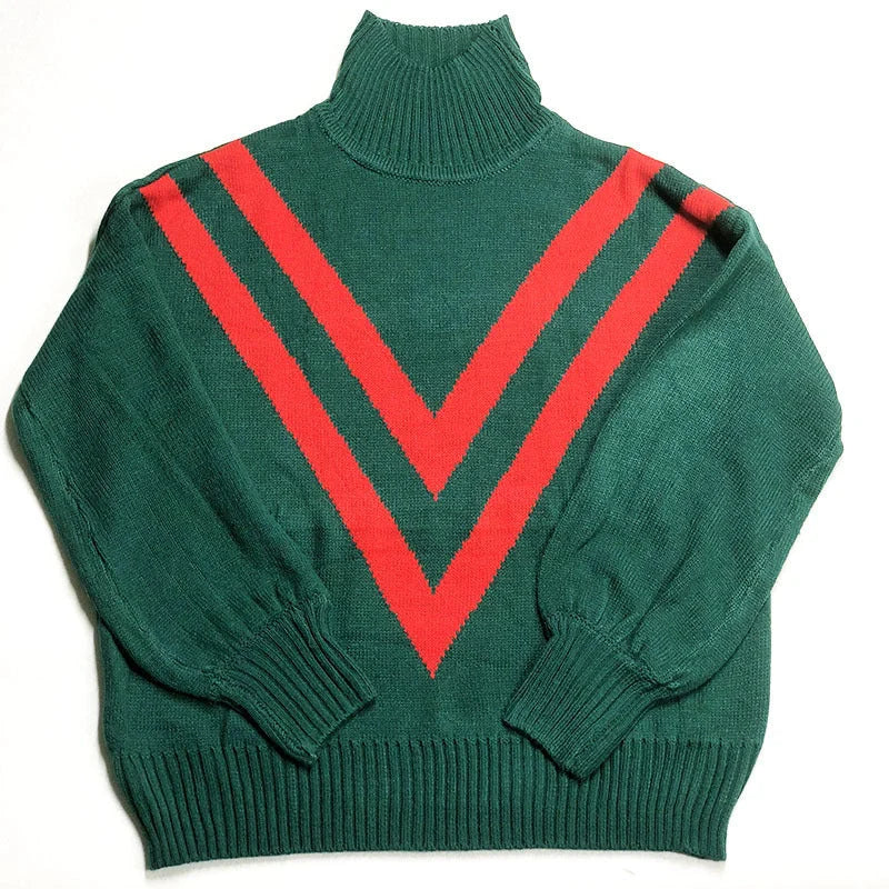 Elegant turtleneck sweater in green, featuring a high collar, long sleeves, and a loose, retro-inspired silhouette for timeless British style and comfort.