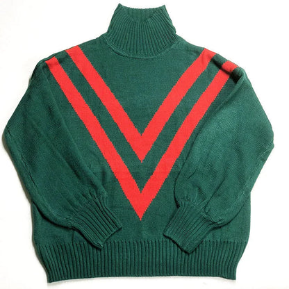 Elegant turtleneck sweater in green, featuring a high collar, long sleeves, and a loose, retro-inspired silhouette for timeless British style and comfort.
