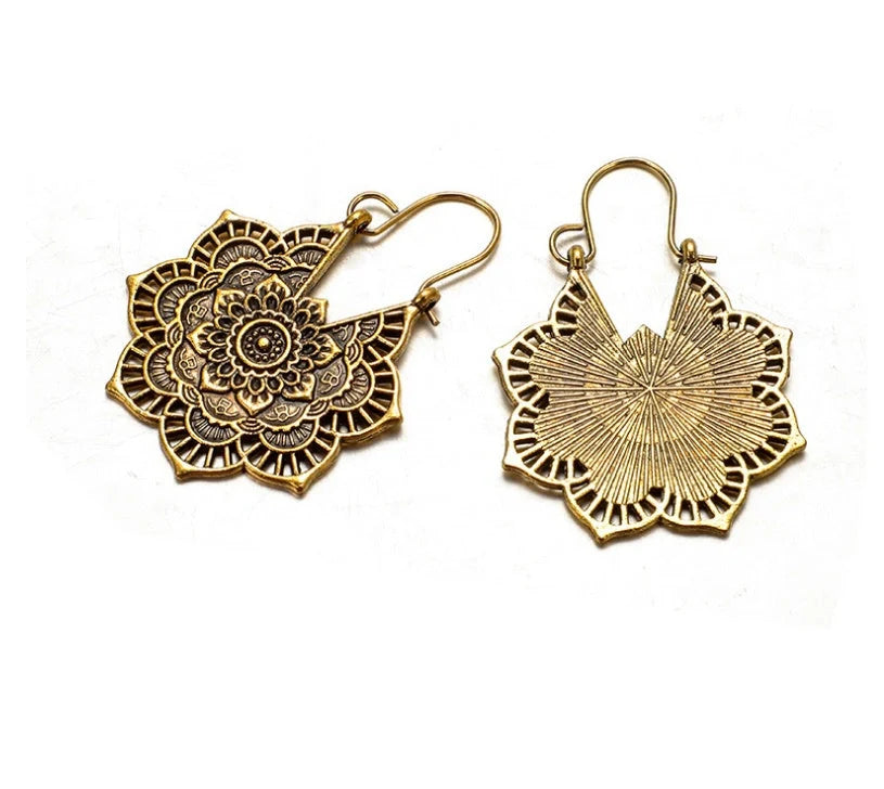 Vintage-style metal earrings with delicate floral openwork design, available in gold and silvery finishes