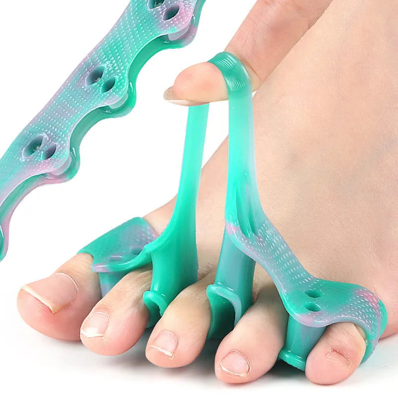 Five-hole SEBS toe separator in colour gradient, average size, for overlapping toes and daily leisure use