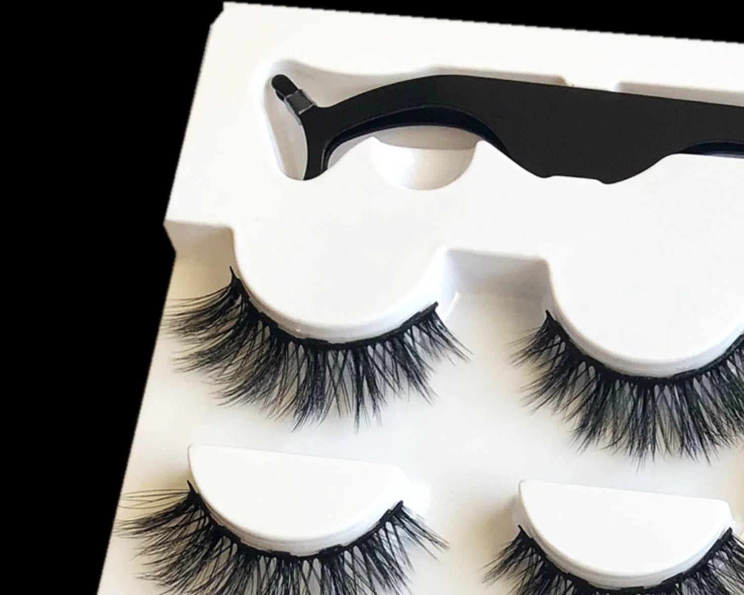 Magnetic false eyelashes set for easy, glue-free application and a stunning look.