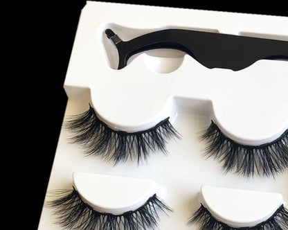 Magnetic false eyelashes set for easy, glue-free application and a stunning look.