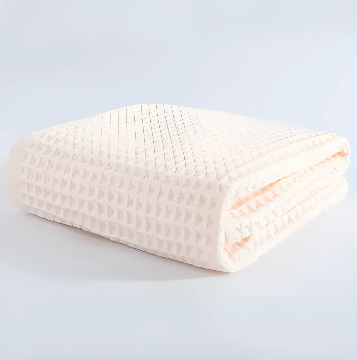 Large light-coloured cotton bath towel with a textured surface, measuring 140 by 70 centimetres.