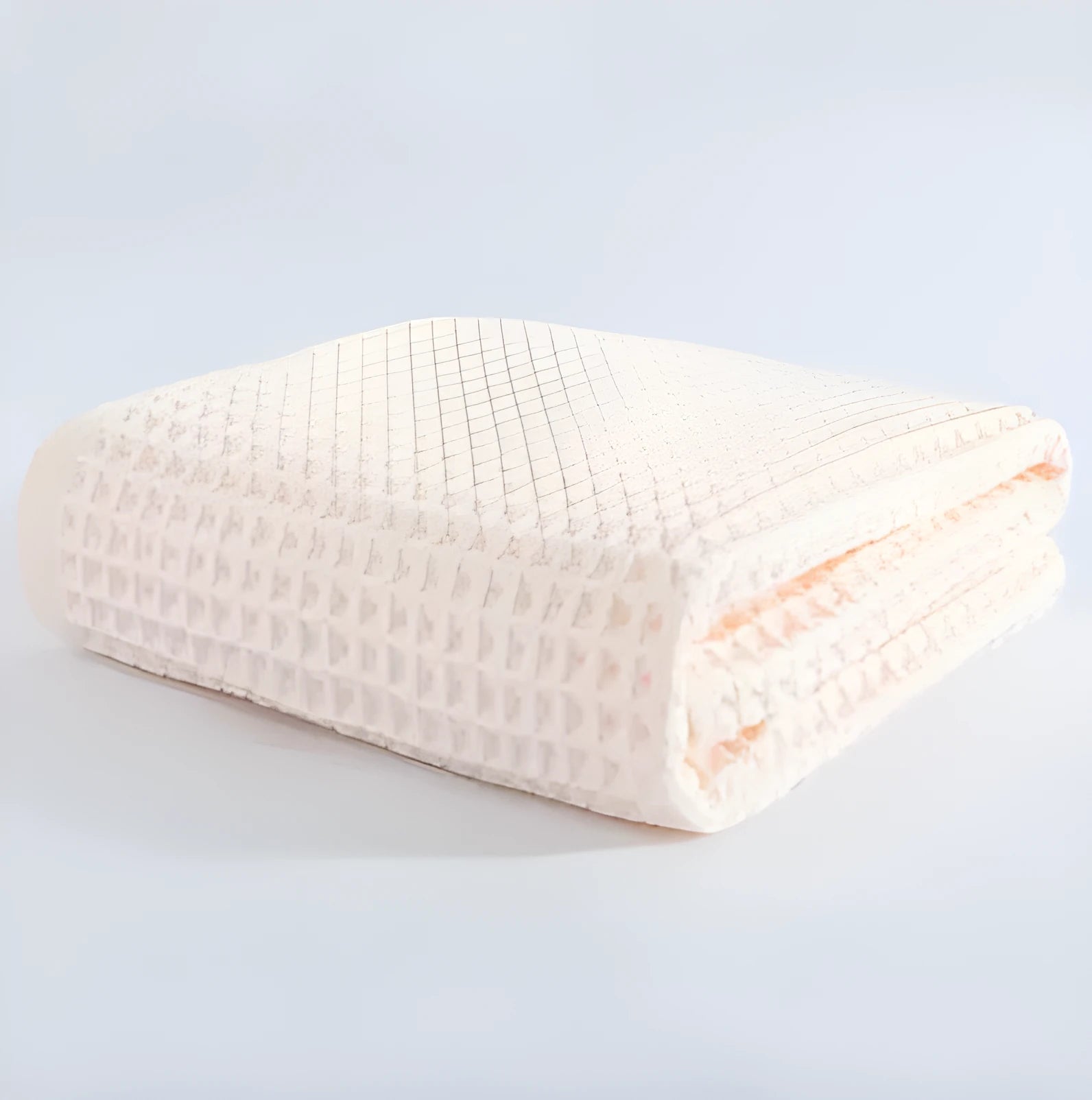 Large light-coloured cotton bath towel with a textured surface, measuring 140 by 70 centimetres.