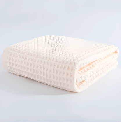 Large light-coloured cotton bath towel with a textured surface, measuring 140 by 70 centimetres.