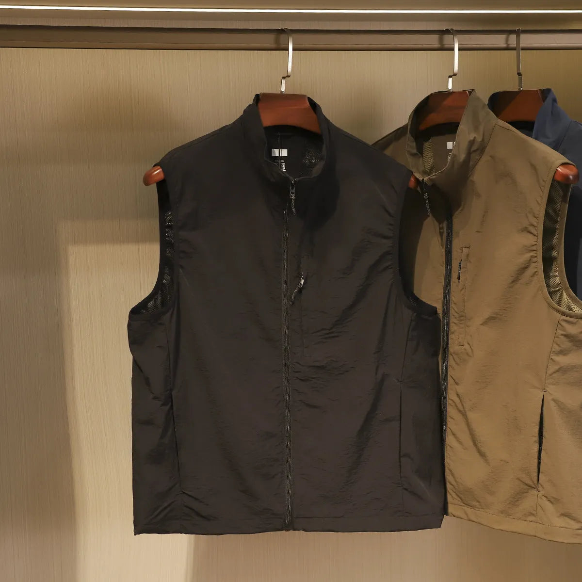 Men's straight-cut nylon vest cardigan in army green with side pockets