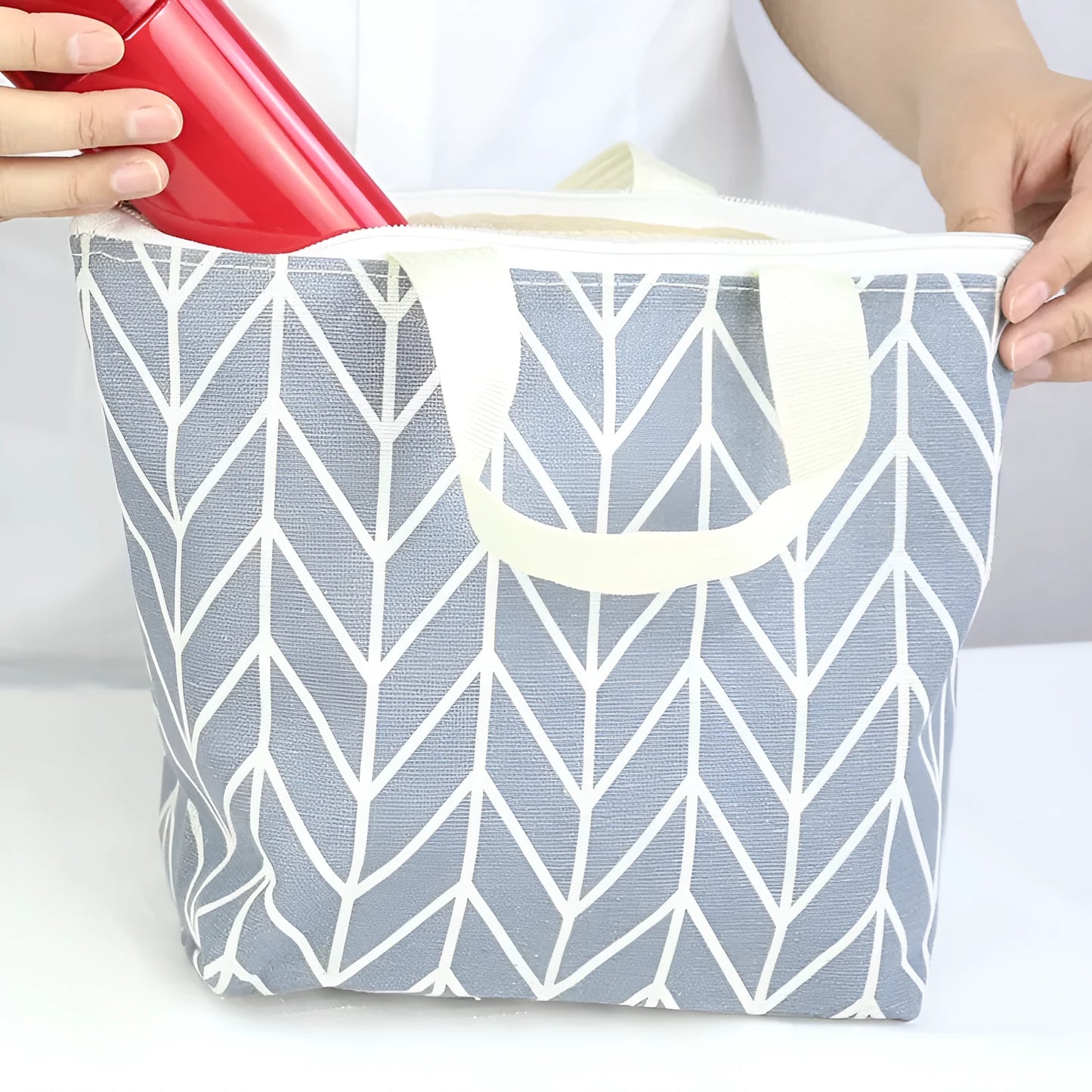 Arrow print makeup bag with moisture-proof polyester construction for cosmetics storage