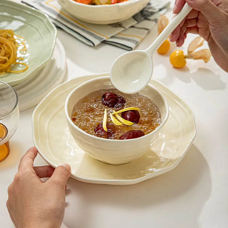 Solid colour ceramic tableware set with seven pieces in a minimalist style, presented in a gift box.