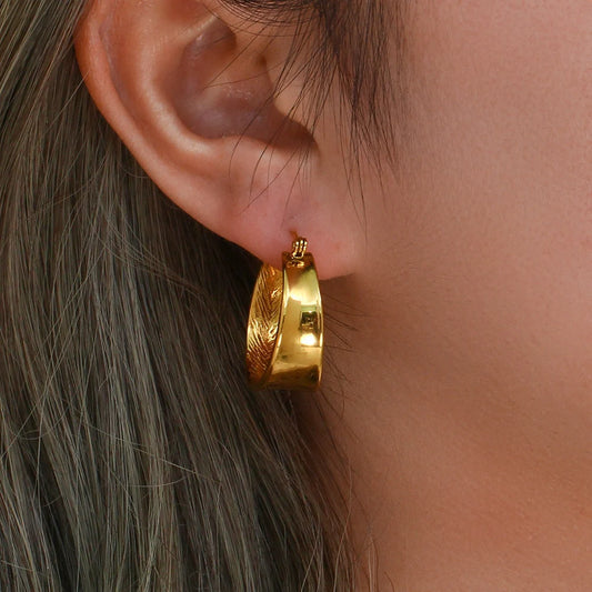 Stylish geometric gradient gold earrings for women, perfect for any occasion.