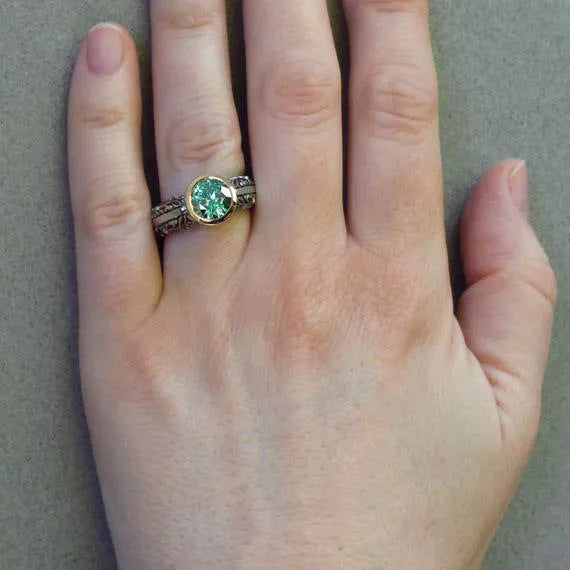 Gold-plated flower-shaped vintage ring with colour separation in green silver on alloy base