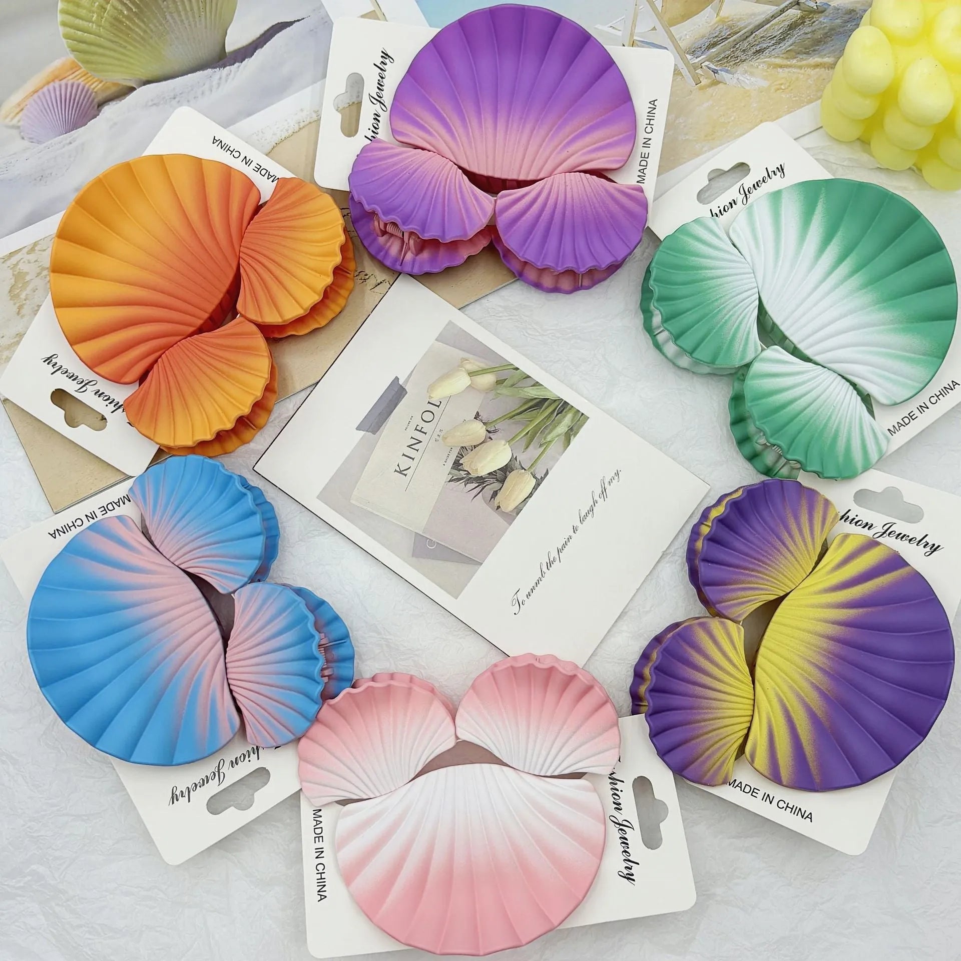 Gradient frosted plastic hair clip set in three pieces with shell decoration