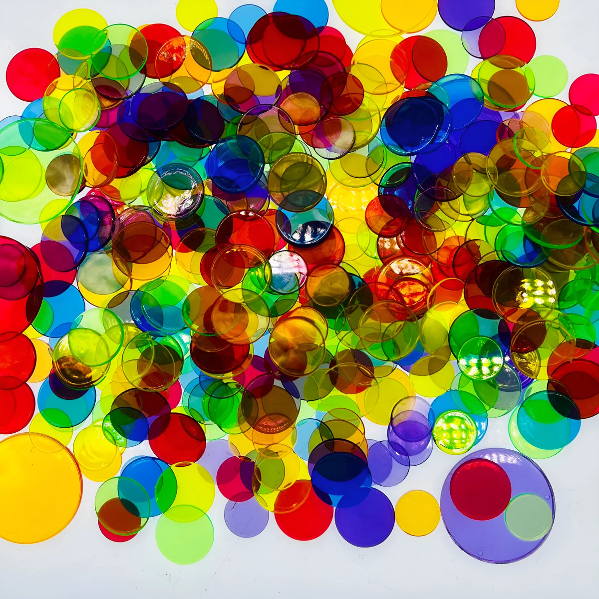 Bag of 100 plastic counting chips in 19mm or 25mm size, solid colour or transparent, for children aged 4 to 6