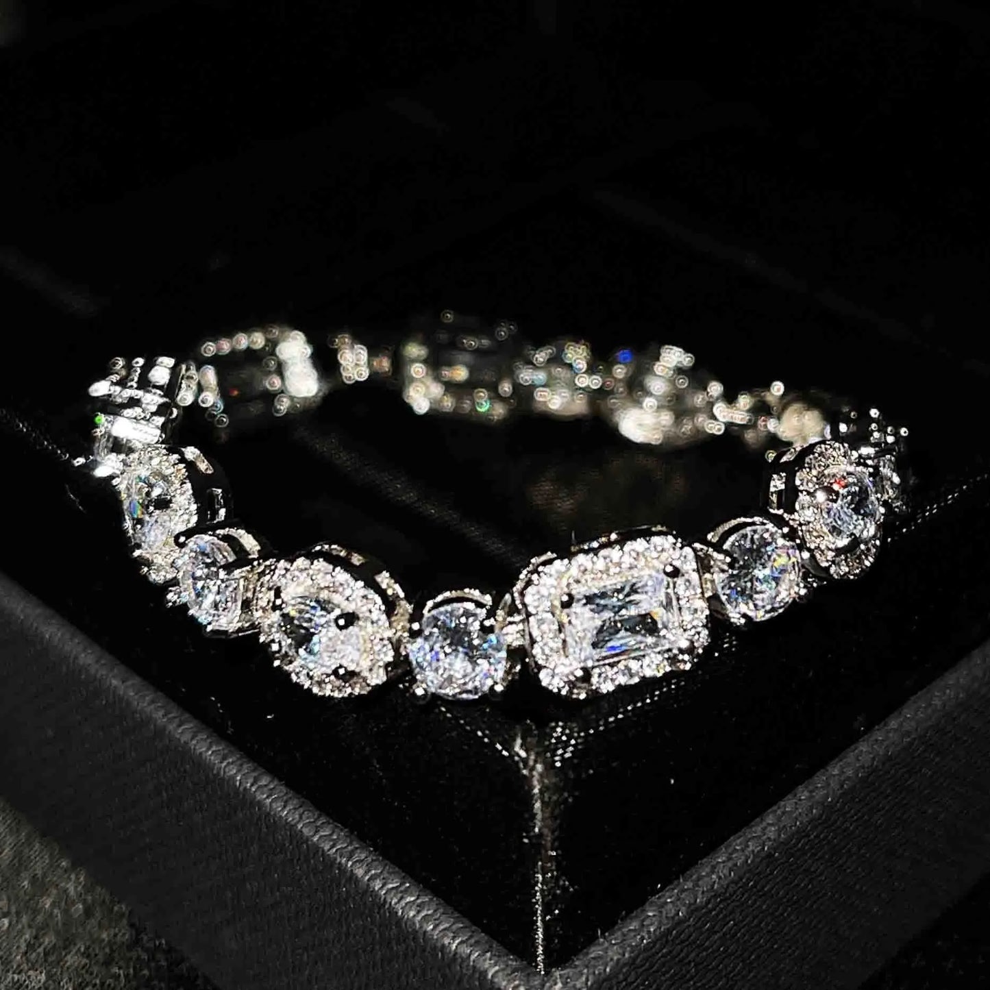 Women's adjustable silver-plated bracelet with zircon stones on geometric links