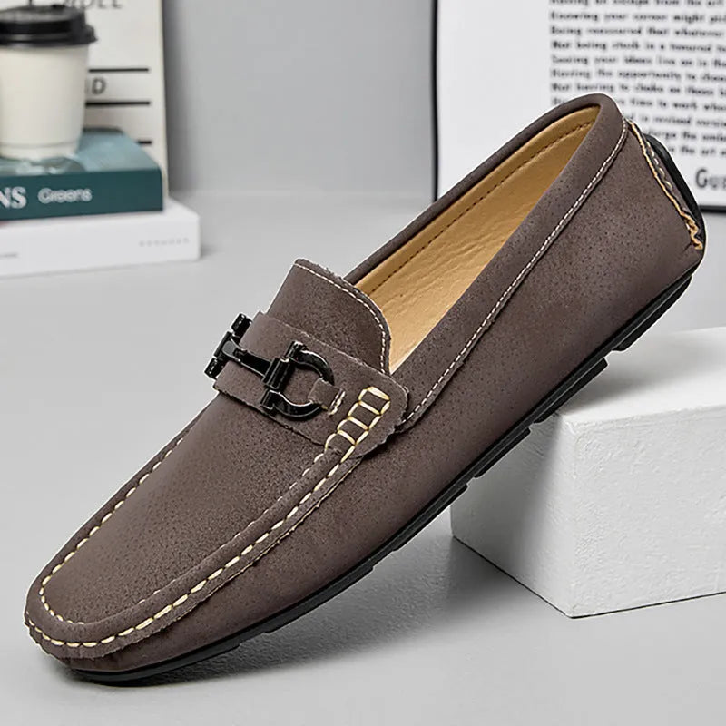 Men's casual lazy Doug shoes in beige with a round toe, cowhide upper, and rubber sole.