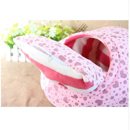 Cosy, washable dog kennel in various sizes and colours, providing a comfortable and durable retreat for pet owners